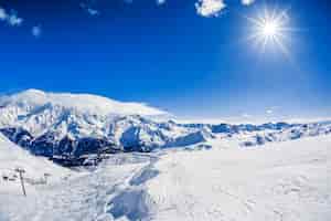 Photo gratuite vue du paysage de montagne d'hiver avec soleil