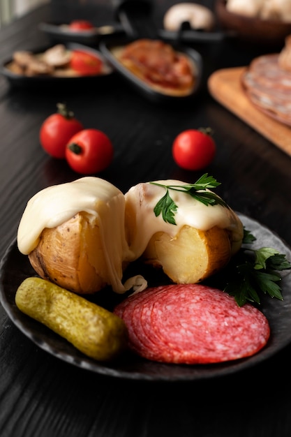 Vue du plat à raclette avec un délicieux assortiment de plats