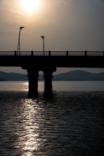 Photo gratuite vue du pont dans la rivière