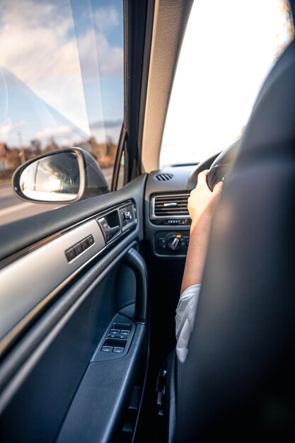 Vue du rétroviseur de la voiture depuis l'intérieur de la voiture