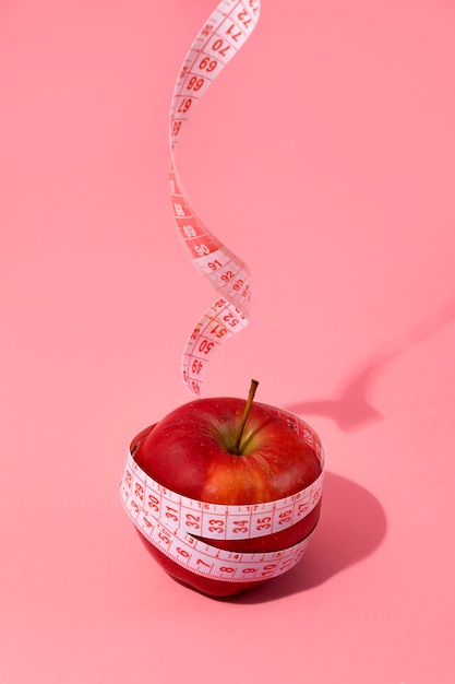 Photo gratuite vue du ruban à mesurer avec des pommes