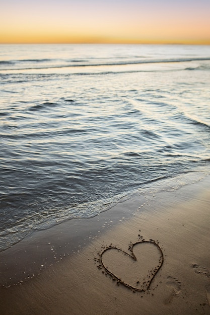 Photo gratuite vue du sable de la plage en été avec un message écrit dessus