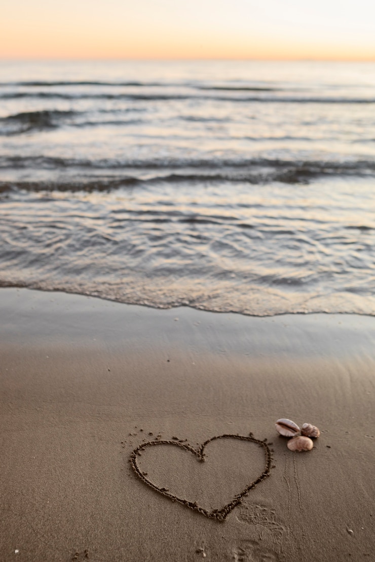 Photo gratuit vue du sable de la plage en été avec un message écrit dessus