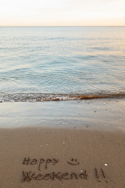 Vue du sable de la plage en été avec un message écrit dessus