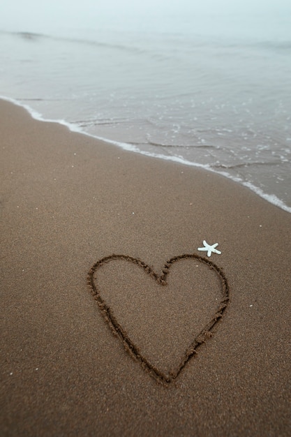 Vue du sable de la plage en été avec un message écrit dessus