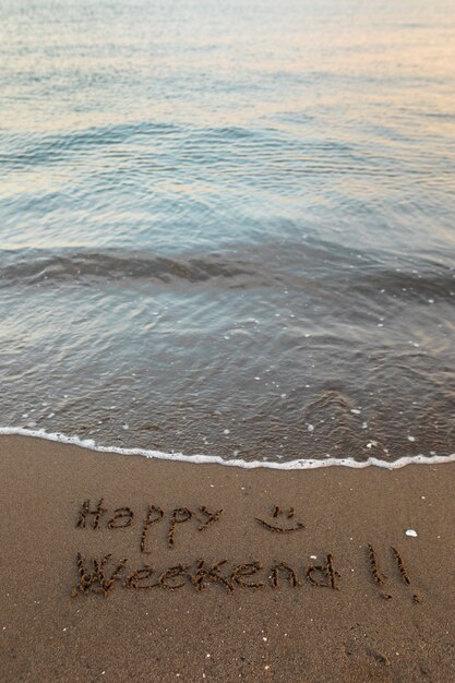 Vue du sable de la plage en été avec un message écrit dessus