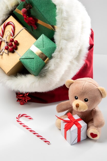 Vue du sac du Père Noël avec des cadeaux et des jouets