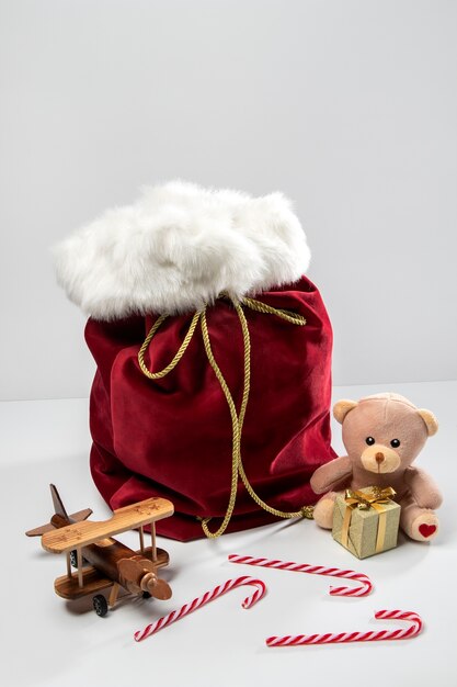 Vue du sac du père noël avec des cadeaux et des jouets