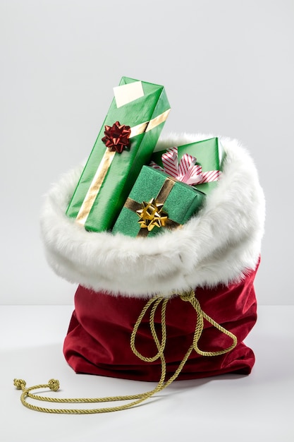 Photo gratuite vue du sac du père noël avec des cadeaux