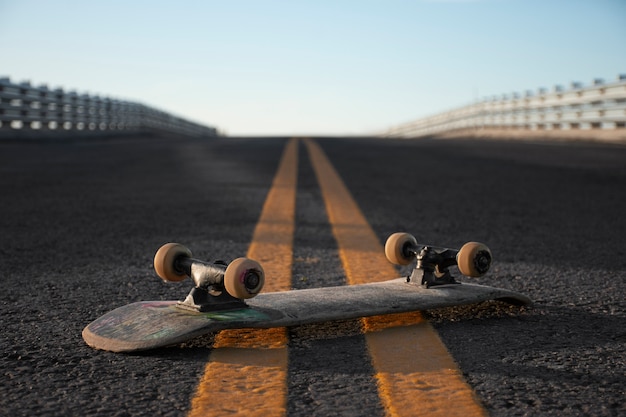 Photo gratuite vue du skateboard avec roues à l'extérieur