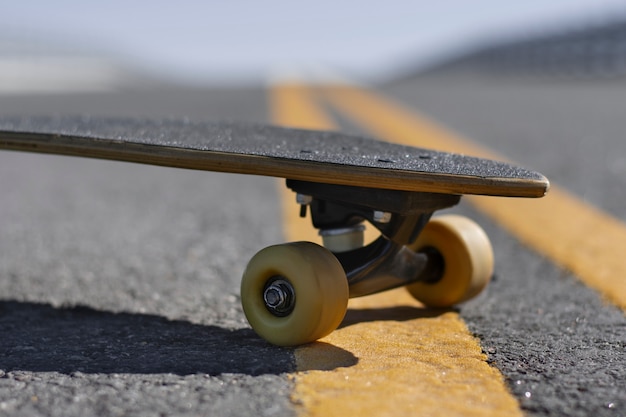 Photo gratuite vue du skateboard avec roues à l'extérieur