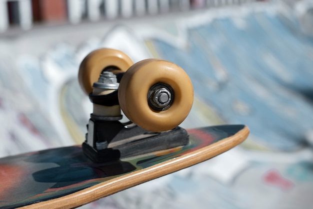 Photo gratuite vue du skateboard avec roues à l'extérieur