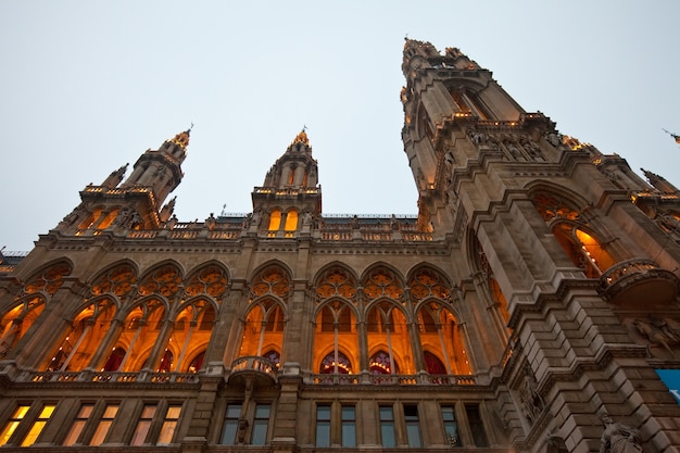 Vue du soir de la mairie de Vienne