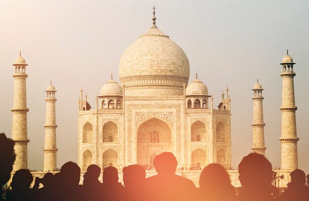 Vue du Taj Mahal avec des silhouettes touristiques