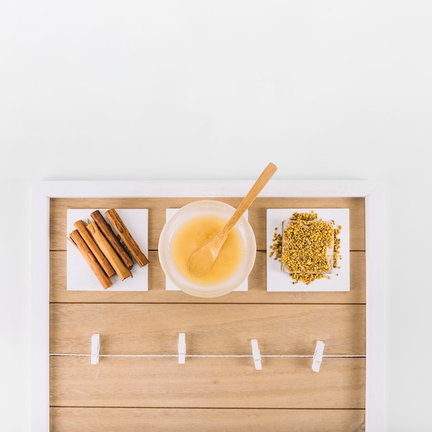 Photo gratuite vue élevée de cannelle; abeille au citron et au pollen sur un plateau décoratif