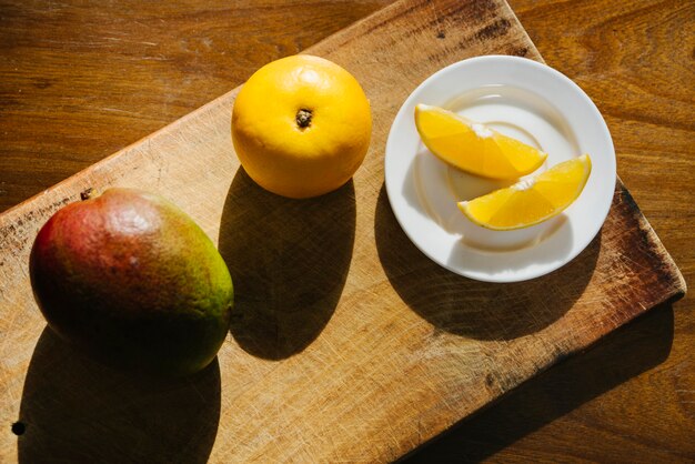 Vue élevée, de, chaux douce, et, mangue, sur, planche à découper