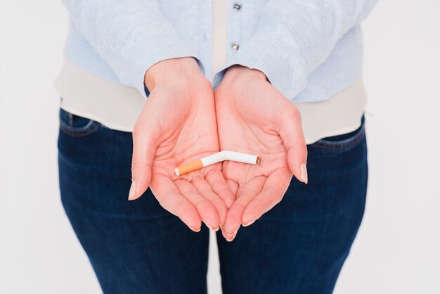 Vue élevée, de, cigarette cassée, dans, main féminine