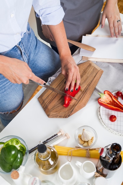 Vue élevée, De, Deux, Femme, Préparer Nourriture, Dans, Les, Cuisine