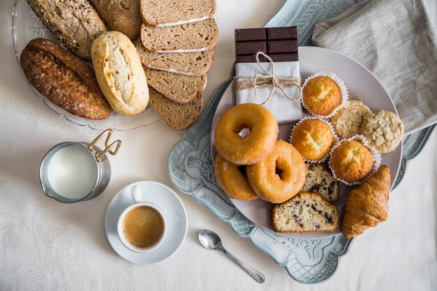 Vue élevée du délicieux petit déjeuner sur le dessus de la table