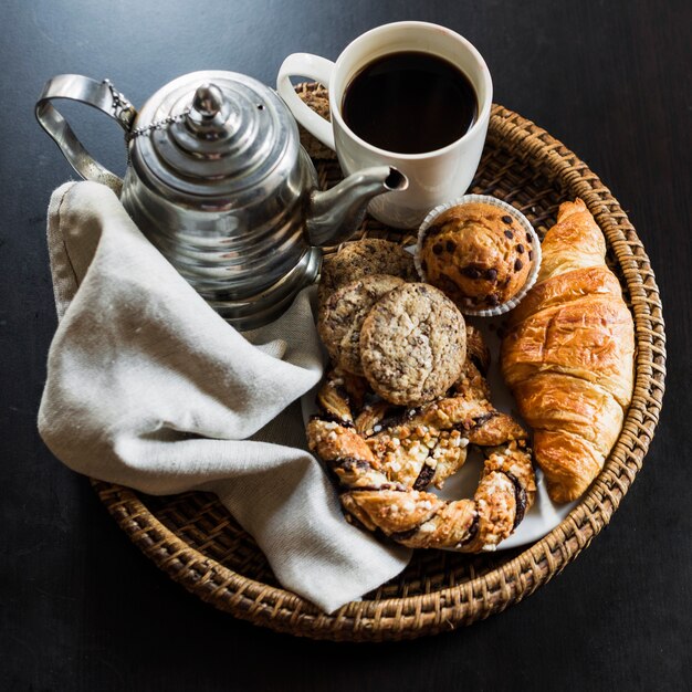 Vue élevée du petit déjeuner sur fond noir