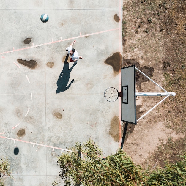 Vue élevée de l&#39;homme jouant avec le basket-ball