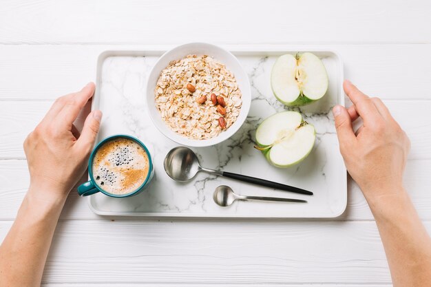 Vue élevée, de, humain, mains, tenue, plateau, de, délicieux, repas, sur, blanc, fond