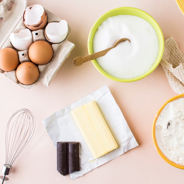 Vue élevée des ingrédients pour faire un gâteau