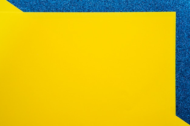 Vue élevée, de, jaune, carton, papiers, sur, bleu, surface