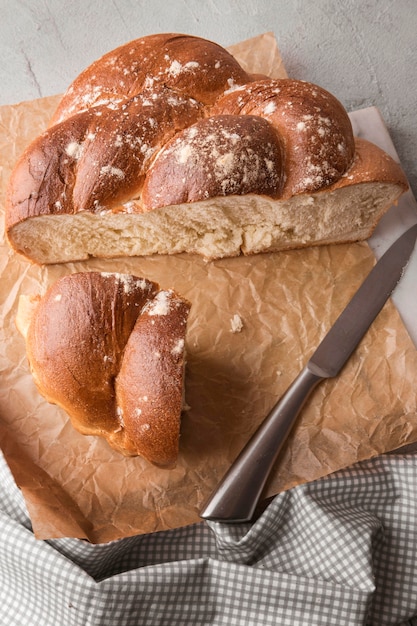 Photo gratuite vue élevée de pain cuit fait maison