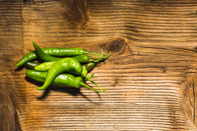 Vue élevée, de, piments verts frais, sur, surface bois