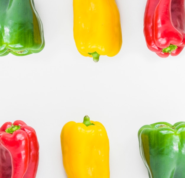 Vue élevée De Poivrons Frais Colorés Sur Fond Blanc