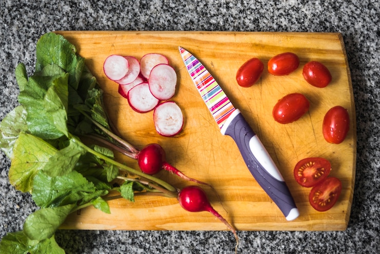 Photo gratuit vue élevée, de, radis, et, tomates, sur, planche à découper