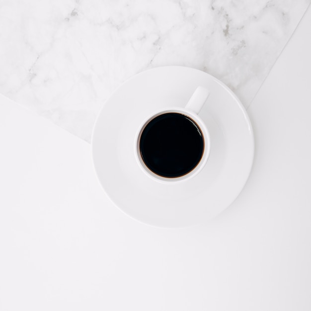 Vue élevée, de, tasse à café noire, sur, soucoupe, sur, les, marbre, et, blanc, fond