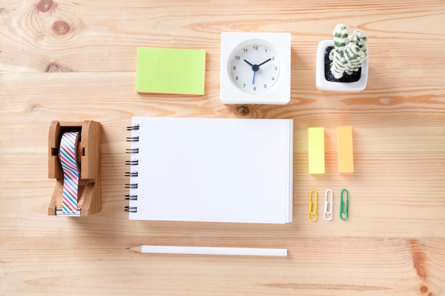 Photo gratuite vue d'ensemble des articles de bureau sur la table de travail en bois.