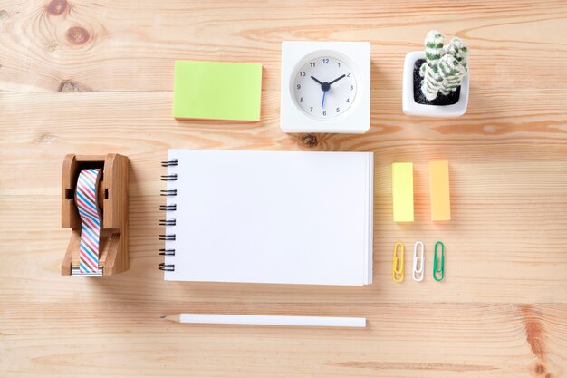 Vue d&#39;ensemble des articles de bureau sur la table de travail en bois.