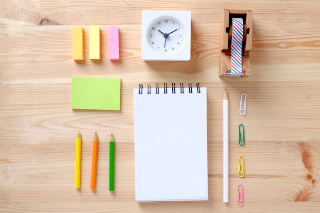 Vue d&#39;ensemble des articles de bureau sur la table de travail en bois.