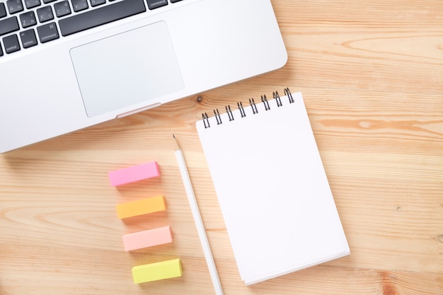 Vue d&#39;ensemble des articles de bureau sur la table de travail en bois.