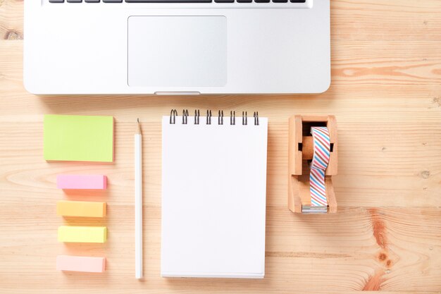 Vue d&#39;ensemble des articles de bureau sur la table de travail en bois.