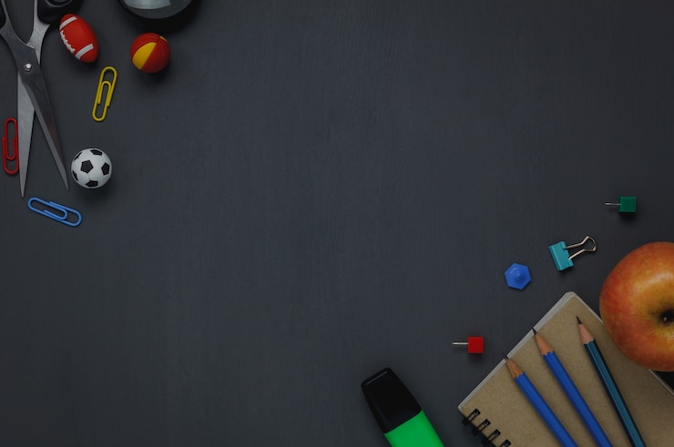 Photo gratuit vue d&#39;ensemble des éléments de l&#39;école sur le tableau de craie