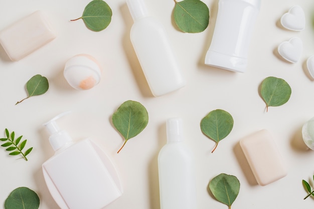 Une vue d'ensemble des produits cosmétiques; savon; bombe de bain et feuilles vertes