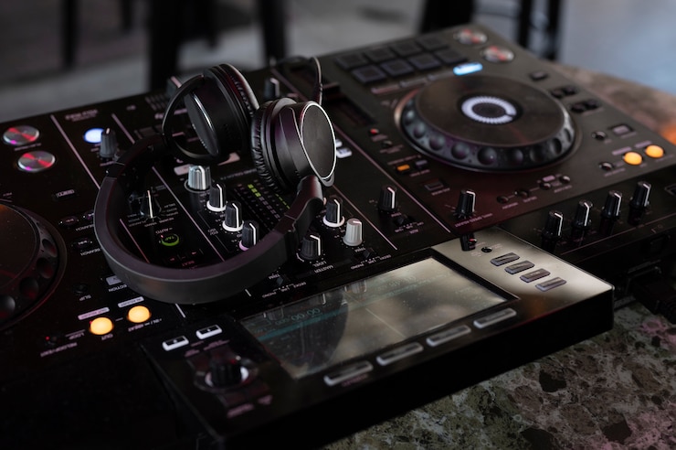 Photo gratuit vue de l'équipement et de l'électronique du dj