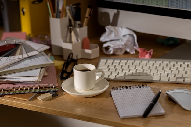 Photo gratuite vue de l'espace de travail de bureau en désordre avec ordinateur personnel