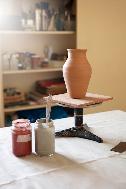 Photo gratuite vue de l'essentiel dans un atelier de poterie