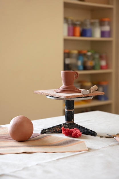 Photo gratuite vue de l'essentiel dans un atelier de poterie