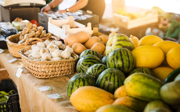 Vue de l&#39;étal de fruits et légumes au marché