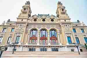 Photo gratuite vue de la façade du casino de monte carlo réalisée dans un style classique à monaco