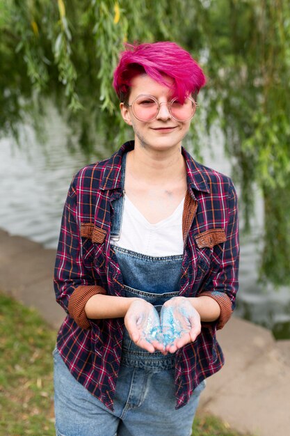 Vue de face adolescent posant à l'extérieur