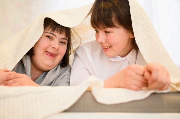 Vue de face adorables jeunes filles jouant ensemble