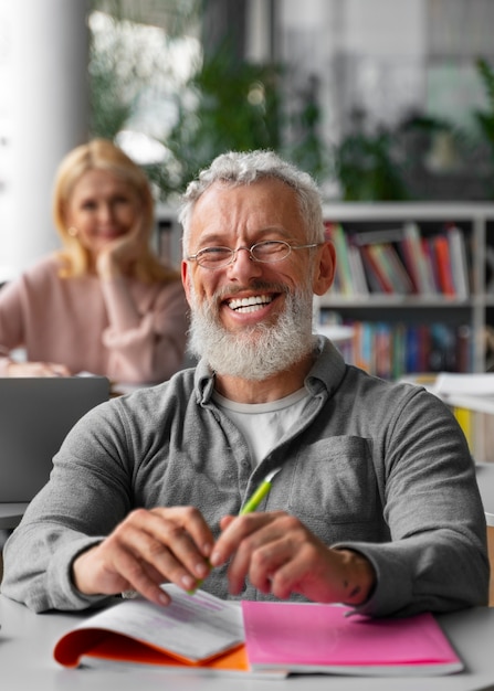 Photo gratuite vue de face adultes étudiant ensemble