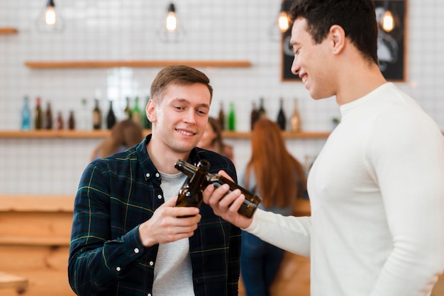 Vue de face d'amis acclamant au café